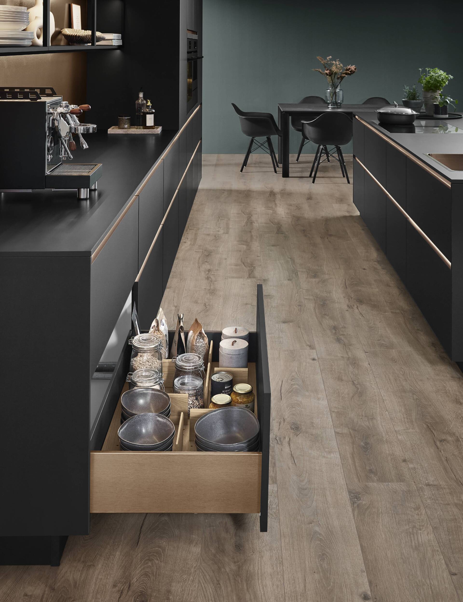 Detalle de cajonera de mueble negro de cocina
